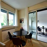 - Modern House Апартаменти