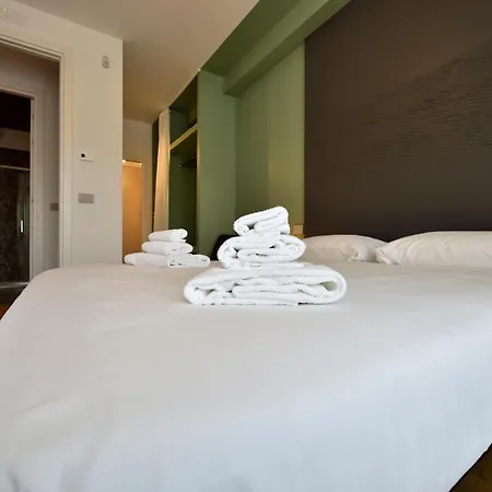 - Modern House Апартаменти